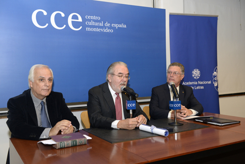 Mesa que presidió el acto: de izq. a der. Hugo Burel, Adolfo Elizaincín presidente de la Academia y Carlos Jones 