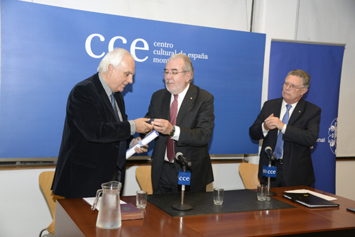 Hugo Burel recibiendo el diploma, medalla e insignia de la academia