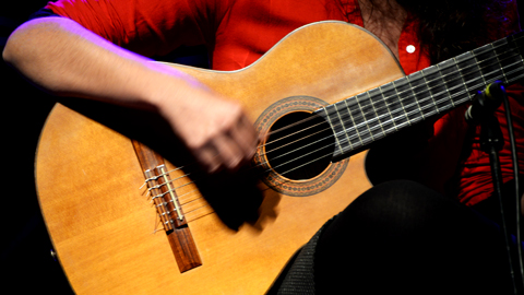 Guitarra en manos