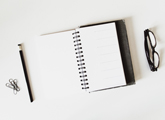 agenda, par de lentes y clips