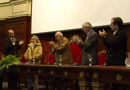 Estela Medina recibiendo el título de Doctor Honoris Causa