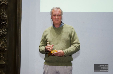 alfredo alzugarat recibiendo premio bartolomé hidalgo